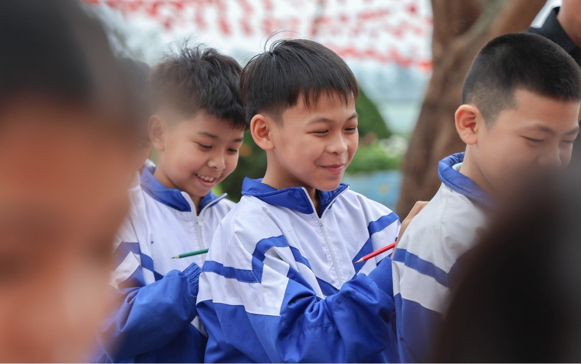 Students of Nghia Loi Primary School (Nghe An) learn to share messages in their own way